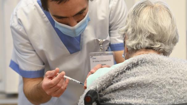 <p>Erhalten alte und besonders gefährdete Menschen bald eine Auffrischimpfung?</p>