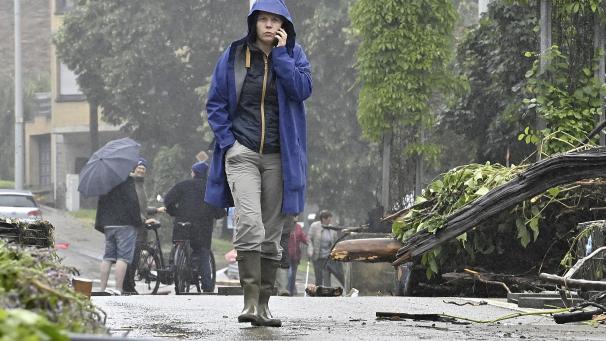 <p>Bürgermeisterin Claudia Niessen in den Stunden der Überschwemmungen unterwegs auf der Straße: „Es mussten Entscheidungen getroffen werden, die für die Bürger nicht immer verständlich und manchmal vielleicht auch nicht richtig waren, aber in dem Moment hatte man nur wenige Minuten Zeit, um Ja oder Nein zu sagen – wenn überhaupt.“</p>