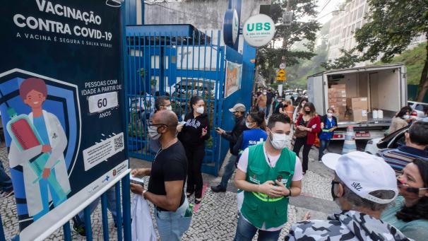 <p>Zahlreiche Menschen warten in einer Schlange vor einem kommunalen medizinischen Zentrum, um sich mit dem Corona-Impfstoff von Biontech/Pfizer impfen zu lassen.</p>