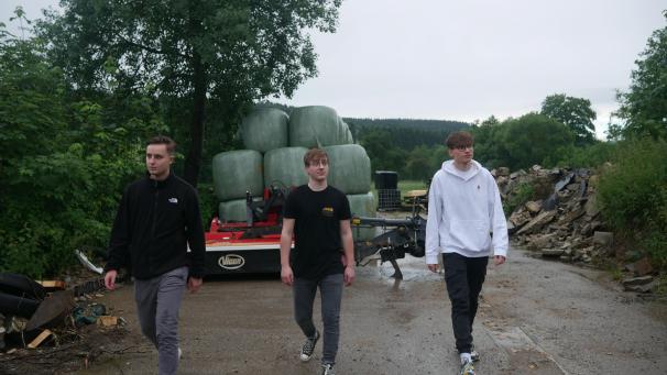 <p>Mit Titeln ihrer Lieblingsbands haben D.M.I. begonnen, inzwischen schreiben sie auch eigene Songs. Ende August veröffentlicht die Band ihre erste EP.</p>