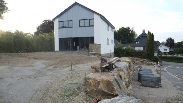 <p>Zwei der drei Ebenen werden von der VoG Dorfinteressen genutzt. Auch die oberste Etage gehört mittlerweile der Gemeinde. Dort werden Büros eingerichtet.</p>