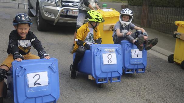 <p>Auf die Mülltonne, fertig, los: Bei quasi nicht vorhandener Lenkung landete mancher abseits der Strecke.</p>