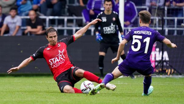 <p>Benjamin Boulenger (links) erwies Aufsteiger Seraing mit seiner Gelb-Roten Karte einen Bärendienst.</p>