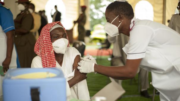 <p>Von allen Kontinenten hat Afrika, einem Kontinent mit rund 1,3 Milliarden Menschen und rasantem Bevölkerungswachstum, die niedrigste Impfquote.</p>