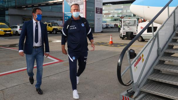 <p>Genks Technischer Direktor Dimitri De Condé und Trainer John van den Brom steigen ins Flugzeug nach Donezk: Der Vizemeister muss eine 1:2-Niederlage umbiegen.</p>