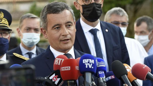 <p>Gerald Darmanin (M), Innenminister von Frankreich, spricht während einer Pressekonferenz in der westfranzösischen Gemeinde Saint-Laurent-sur-Sèvre, in der ein 60-jähriger katholischer Priester ermordet wurde.</p>