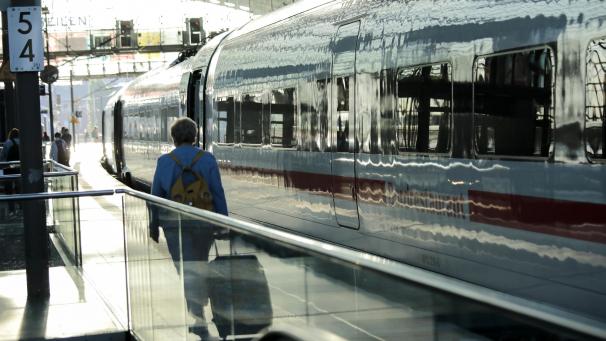 <p>Bis Freitag brauchen Bahnfahrer gute Nerven. Denn viele Züge werden still stehen. Viele Lokführer wollen streiken. Sie fordern mehr Lohn für ihre Arbeit.</p>