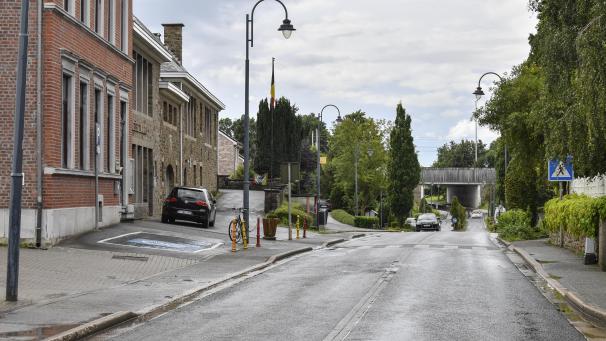 <p>Der Verkehr auf der Dorfstraße vor der Schule soll mit einer Ampelanlage geregelt werden.</p>