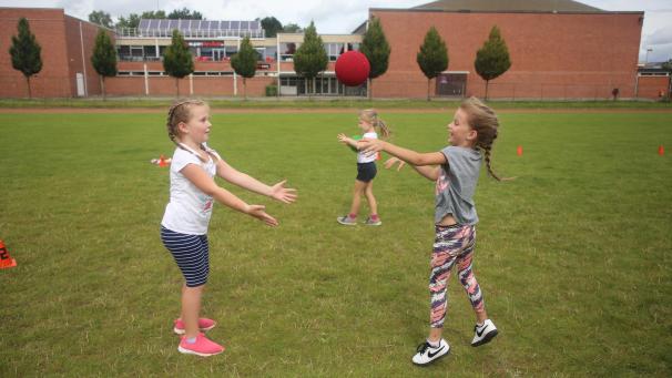 <p>Her mit dem Ball: Diese beiden haben sichtlich Spaß bei der Sache.</p>