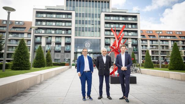 <p>Ein Schnappschuss vor dem Objekt der Begierde, dem Hotel „La Réserve“: Marc Coucke (ganz links), Eddy Walravens (Bildmitte) und Bart Versluys (ganz rechts) haben den Deal abgeschlossen.</p>
