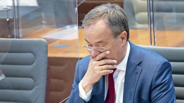 <p>NRW-Ministerpräsident Armin Laschet verfolgt die Debatte im Düsseldorfer Landtag. Am Dienstag gab es wichtige Entscheidungen zum Wiederaufbau nach dem Hochwasser und in der Coronakrise.</p>