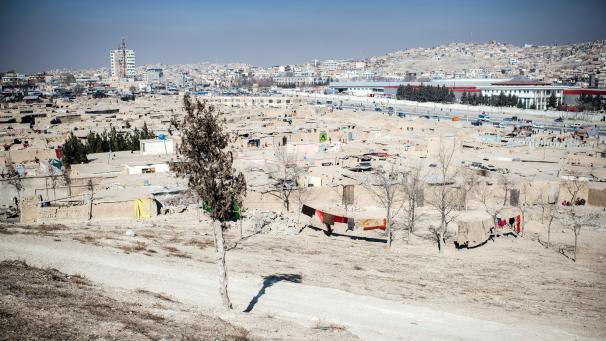 <p>Blick auf ein Flüchtlingslager in Kabul: Der Konflikt in Afghanistan treibt jährlich Hunderttausende Menschen in die Flucht - im eigenen Land. Viele finden in den Metropolen Zuflucht. Doch dort warten oft weitere Probleme auf sie.</p>