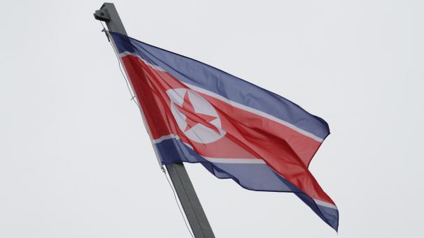 <p>Die Flagge an der nordkoreanischen Botschaft mit dem Staatswappen - aufgenommen in Berlin.</p>