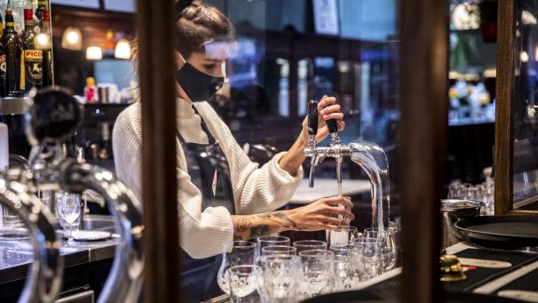 <p>Um sich neben dem Studium den einen oder anderen Euro zu verdienen, gehen hierzulande zahlreiche Studenten einer Nebentätigkeit nach – auch in Zeiten von Corona.</p>