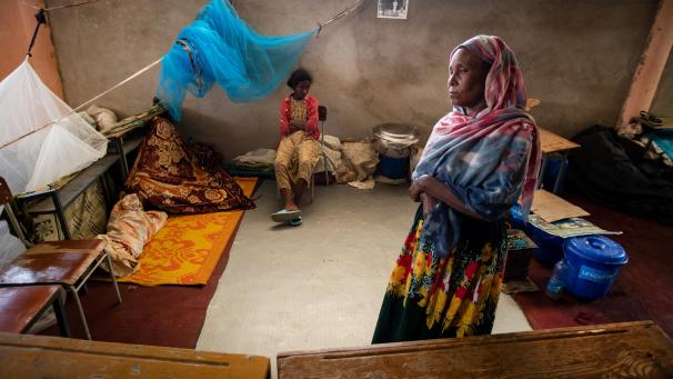 <p>Ein Mädchen und eine Frau sind in einem Klassenzimmer einer Grundschule untergebracht, in der ein Lager für Binnenvertriebene errichtet wurde. Der andauernde Konflikt in der Region Tigray hat bereits Hunderttausende Menschen in die Flucht getrieben und große Zerstörung angerichtet.</p>