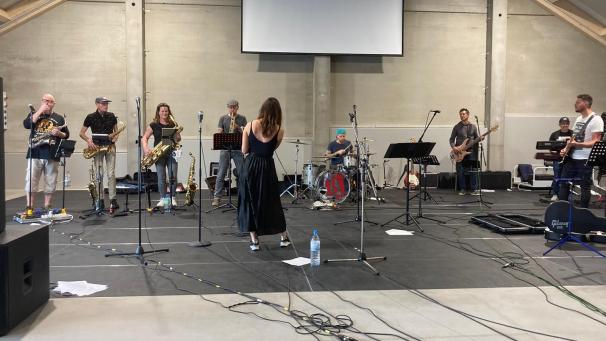 <p>„Eifel United“ probt in diesen Tagen eifrig auf der Bühne.</p>