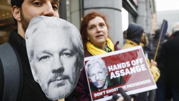 <p>Weil Julian Assange militärische Geheimdaten der USA auf WikiLeaks publik gemacht hatte, fordern die Vereinigten Staaten schon seit Jahren seine Auslieferung.</p>