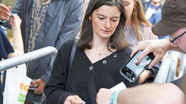 <p>Covid-Safe-Ticket-Kontrolle bei einem Test-Festival.</p>