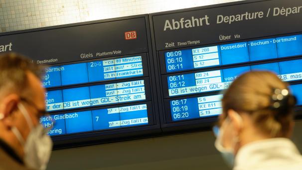 <p>Anzeigetafeln im Kölner Hauptbahnhof verkünden streikbedingte Zugausfälle: Die Lokführergewerkschaft GDL hat ihre Mitglieder zum Streik bei der Deutschen Bahn aufgerufen.</p>