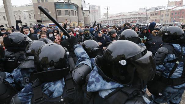 <p>Polizisten setzten Ende Januar bei einem Protest gegen die Inhaftierung von Kremlkritiker Nawalny gegen die Demonstranten Schlagstöcke ein: Menschenrechtler haben die zunehmende Unterdrückung friedlicher Demonstrationen in Russland durch restriktive Gesetze und Polizeigewalt beklagt.</p>