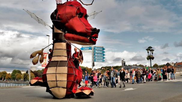 <p>Auf einen Ritt durch die Unterstadt können Kinder mit dem Drachen Joséphine gehen. Im Drachentaxi werden lustige Lieder gesungen.</p>