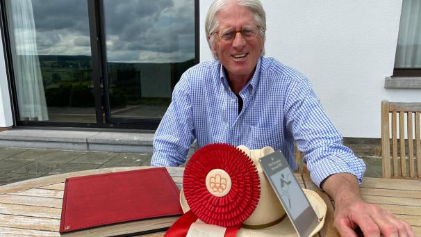 <p>Edgar Cüpper im Garten seines Anwesens. Vor ihm Erinnerungen an Montreal 1976.</p>