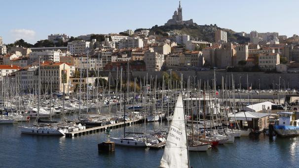 <p>Ein Blick auf den alten Hafen in Marseilles, auch bekannt als Vieux-Port, mit der Basilika Notre-Dame de la Garde</p>