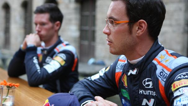 <p>Thierry Neuville und Copilot Martijn Wydaeghe vor dem Start der Ypern-Rallye.</p>
