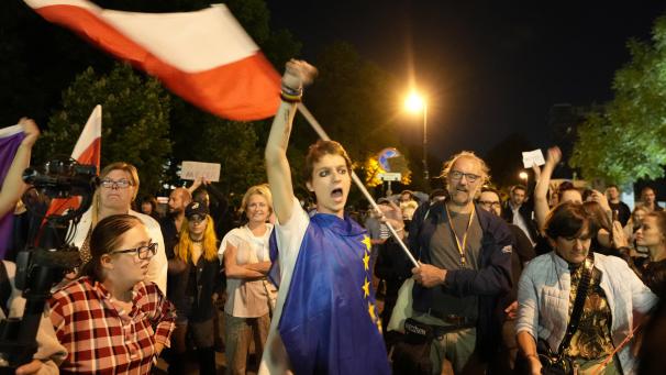 <p>Menschen protestieren am Mittwoch vor dem polnischen Parlament. Der Protest richtete sich gegen ein neues Rundfunkgesetz, das nach Ansicht von Kritikern die Pressefreiheit im Land einschränken könnte.</p>