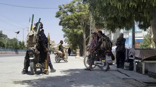 <p>Anhänger der militant-islamistischen Taliban patrouillieren in der Stadt Gasni im Osten Afghanistans. Die Taliban haben am Donnerstag die Provinzhauptstadt in der Nähe von Kabul eingenommen.</p>