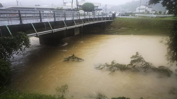 <p>Der Fluss Jicho ist nach heftigen Regenfällen angeschwollen.</p>