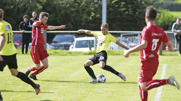 <p>Carlo Evertz (beim Schuss) und die Raeren-Eynattener müssen in Mechelen auf ihre Fans verzichten.</p>