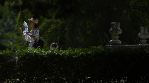 <p>Ein Fecher gegen die Hitze: Auch in der Hauptstadt Madrid steigen die Temperaturen.</p>