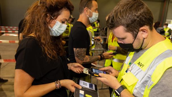 <p>Kontrolle des Covid Safe Tickets beim Hard Rock &amp; Metal Festival Alcatraz in Kortrijk.</p>