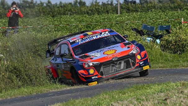 <p>Thierry Neuville (Hyundai) beim Kurvenschneiden auf den Rallyestraßen im Westhoeck.</p>