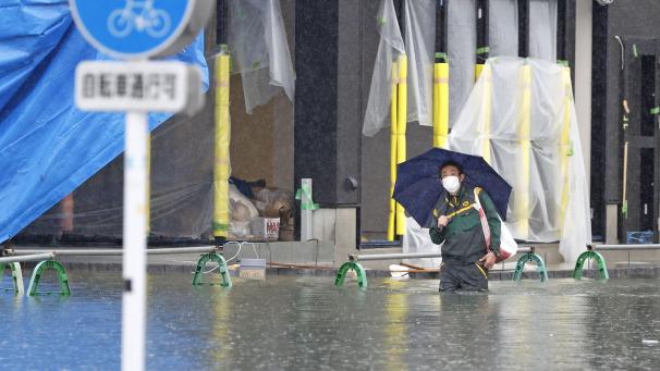 <p>Eine von starkem Regen überflutete Straße in Kurume, Präfektur Fukuoka, Westjapan.</p>