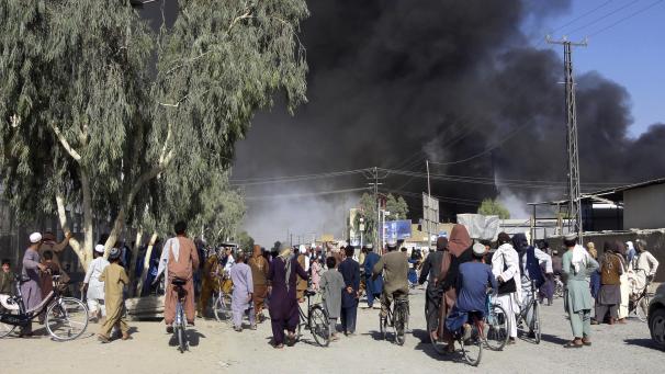 <p>Rauchschwaden steigen nach Kämpfen zwischen Taliban und afghanischen Sicherheitskräften in Kandahar in den Himmel.</p>