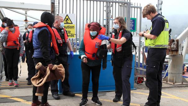 <p>Eine Gruppe von mutmaßlichen Flüchtlingen werden nach einem Zwischenfall mit einem kleinen Boot im Ärmelkanal in Dover von Mitarbeitern empfangen.</p>