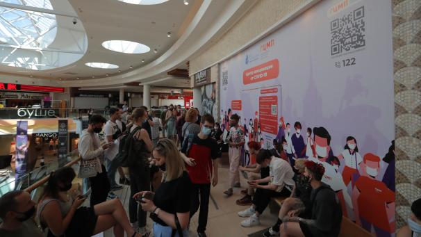 <p>Menschen in St. Petersburg warten auf ihre Impfung. Das Impfzentrum befindet sich in einem Einkaufszentrum.</p>