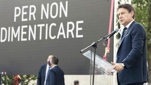 <p>Ministerpräsident Giuseppe Conte, spricht neben einer Tafel mit der Aufschrift «Per Non Dimenticare» («Damit wir nicht vergessen») während der Zeremonie zum Gedenken an die Opfer der eingestürzten Autobahnbrücke.</p>