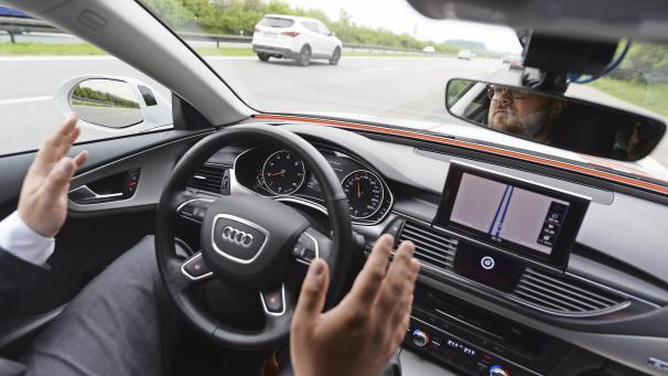 <p>Loslassen auf der Autobahn: Das Auto übernimmt das Steuer. Es gibt schon jetzt selbstfahrende Autos (u. a. Roboter-Taxis) und Busse ohne Fahrer.</p>