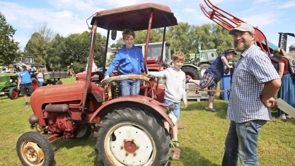 <p>Alte Traktoren begeisterten in Lontzen gleichermaßen Jung und Alt.</p>