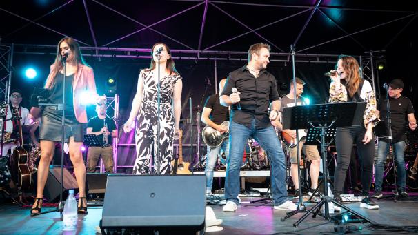 <p>Die Frontsänger von „Eifel United“ brachten eine gehörige Portion Abwechslung auf die Bühne.</p>