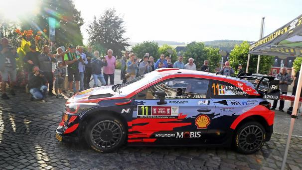 <p>Der Tag im Osten Belgiens begann für die Fahrer der Rallye-WM in Stavelot. Bei einer Zeitkontrolle konnten die Boliden und ihre Fahrer, hier Thierry Neuville, aus nächster Nähe betrachtet werden.</p>