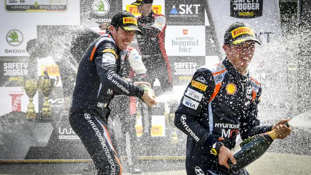 <p>Champagnerdusche der Sieger: Neuville und Wydaeghe jubelten erstmals gemeinsam.</p>