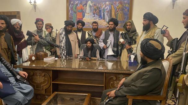 <p>Taliban-Kämpfer sitzen in einem Raum des Präsidentenpalastes. Nur wenige Stunden nach der Flucht des afghanischen Präsidenten Ghani haben Kämpfer der militant-islamistischen Taliban den Präsidentenpalast in der Hauptstadt Kabul eingenommen.</p>