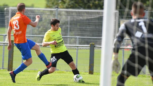 <p>Tobias Lauffs (am Ball)</p>