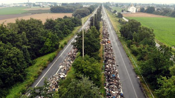 <p>Der Müll auf dem ungenutzten Abschnitt der A 601.</p>