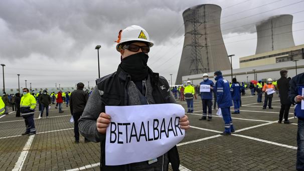<p>Protest von Personal des AKW Doel. Sollten Versorgungslücken entstehen oder die Strompreise durch die Decke gehen, könnte die Laufzeit von zwei Reaktoren verlängert werden.</p>