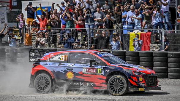 <p>Tausende Fans waren von der Show der Driftkünstler in der Rallycross-Arena begeistert.</p>